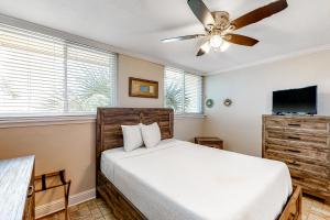 1 dormitorio con 1 cama y ventilador de techo en Sea Palms, en Fort Walton Beach