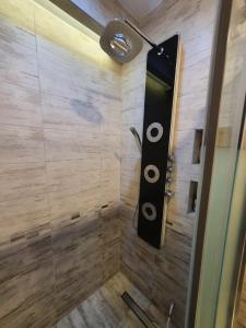 baño con ducha y puerta de cristal en Apartament Stronie Śląskie FOR REST en Stronie Śląskie