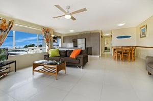 sala de estar con sofá y mesa en The Beach Houses Maroochydore, en Maroochydore