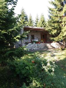 una casa de piedra en medio de un patio en Guest house Hyrmet Demushi, en Valbonë
