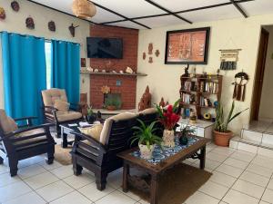sala de estar con sofá y mesa en Shalpa surf villa, en La Libertad