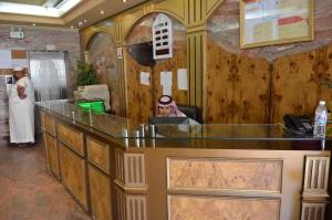 Lobby o reception area sa Anwar Al Deafah Hotel