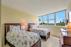 a bedroom with two beds and a window at Cozy beachfront condo with pool and tennis courts in Marco Island +19 photos