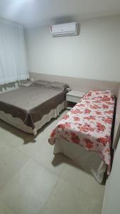 Casa Darci - Beira-mar, no Condomínio Village في ماراغوغي: غرفة نوم بسريرين في غرفة