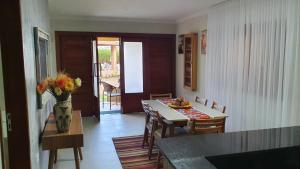 cocina y comedor con mesa y sillas en Casa Darci - Beira-mar, no Condomínio Village en Maragogi
