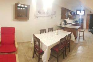 ein Esszimmer mit einem Tisch und Stühlen sowie eine Küche in der Unterkunft CASA dolce CASA in Valmontone