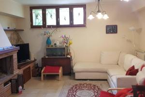 salon z kanapą i telewizorem w obiekcie CASA dolce CASA w mieście Valmontone