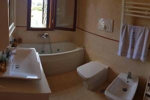 łazienka z umywalką, wanną i toaletą w obiekcie CASA dolce CASA w mieście Valmontone +11 zdjęć
