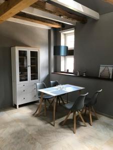 a dining room with a table and chairs at Fachwerk-Maisonette-Wohnung -zur Tenne- in Rieste