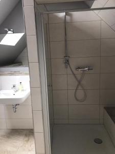 a bathroom with a shower and a sink at Fachwerk-Maisonette-Wohnung -zur Tenne- in Rieste