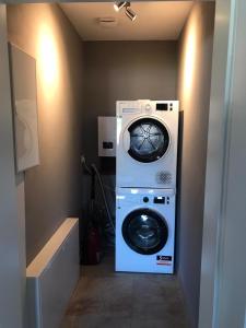 uma máquina de lavar roupa e uma máquina de lavar roupa num quarto em Fachwerk-Maisonette-Wohnung -zur Tenne- em Rieste