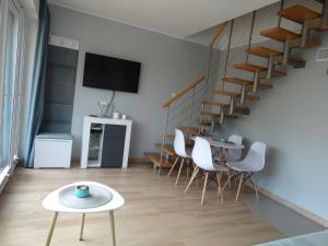 烏斯特卡的住宿－Dom Omega，客厅设有楼梯和桌椅