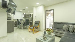 カルタヘナ・デ・インディアスにあるAPARTAMENTO MARINARE DE 2 HABITACIONES CON SALIDA DIRECTA A LA PLAYAのソファとテーブルのあるリビングルームとキッチン