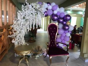 una habitación con globos púrpura y púrpura y una silla en Hotel Catedral en San Cristóbal de Las Casas