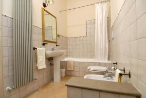 a bathroom with a sink toilet and a mirror at Antica Dimora delle Acque in Cannara
