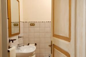 CannaraにあるAntica Dimora delle Acqueのバスルーム(洗面台、鏡付)