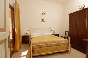 CannaraにあるAntica Dimora delle Acqueのベッドルーム(大型ベッド1台、ドレッサー付)