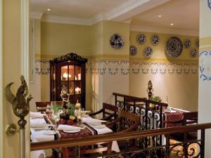 The Phoenix Hotel Yogyakarta - Handwritten Collection餐厅或其他用餐的地方