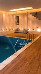 شاليه كاردڤ1 في الباحة: حمام سباحة في غرفة معيشة مع أريكة