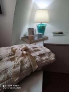 een slaapkamer met een bed met een boog erop bij Marechiaro Home Holiday in Vico Equense