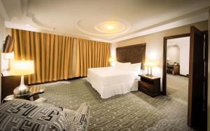 una camera d'albergo con letto e specchio di Hotel Plaza Juan Carlos a Tegucigalpa