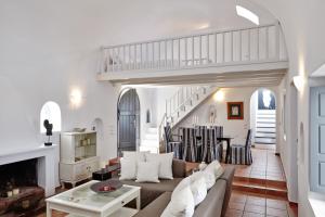 Gallery image of Aleria Villa Santorini in Mesaria