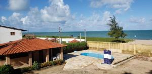 una casa con piscina junto al océano en Casa Darci - Beira-mar, no Condomínio Village, en Maragogi