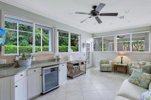 Η κουζίνα ή μικρή κουζίνα στο Florida-style home with pool and steps to beach