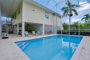 Πισίνα στο ή κοντά στο Florida-style home with pool and steps to beach