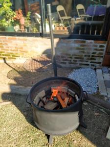 eine Feuerstelle mit einem Stock drin in der Unterkunft Cabaña Punta Negra in Punta Colorada