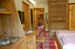 Łóżko lub łóżka w pokoju w obiekcie Hotel Schweizerhof