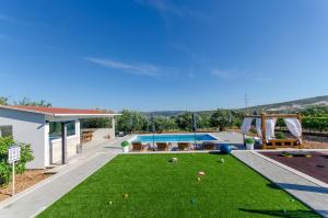 Bazén v ubytování Villa Bepo nebo v jeho okolí