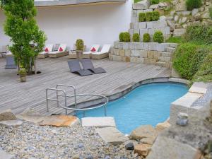 a backyard with a swimming pool and a patio at Biohotel Mohren in Deggenhausertal