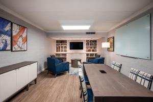 TV a/nebo společenská místnost v ubytování Crowne Plaza Albany - The Desmond Hotel