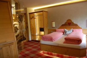 Łóżko lub łóżka w pokoju w obiekcie Hotel Schweizerhof