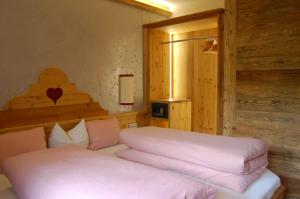 Łóżko lub łóżka w pokoju w obiekcie Hotel Schweizerhof