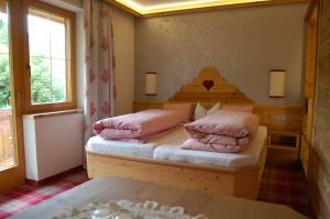 Łóżko lub łóżka w pokoju w obiekcie Hotel Schweizerhof