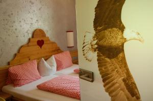 Łóżko lub łóżka w pokoju w obiekcie Hotel Schweizerhof