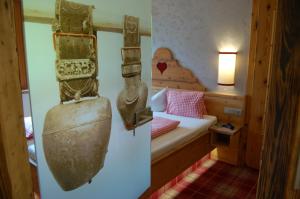 Łóżko lub łóżka w pokoju w obiekcie Hotel Schweizerhof