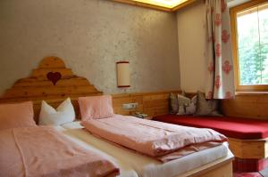Łóżko lub łóżka w pokoju w obiekcie Hotel Schweizerhof