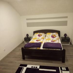 1 dormitorio con 1 cama con 2 almohadas en Little house, Mandrina 13 en Sarajevo