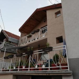 un edificio con un balcón con macetas. en Manel, Mandrina 13, en Sarajevo 9 fotos más