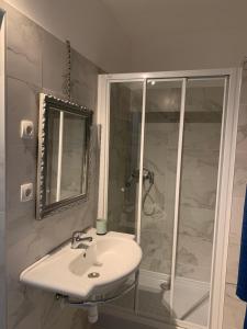 A bathroom at Lilium Villa Hévíz