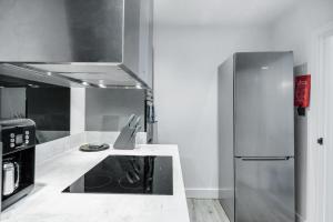 Cuisine ou kitchenette dans l'établissement Stansted Airport Luxury Apartment Bishops Stortford Millars One Loft 3