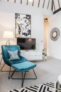 Uma área de estar em Stansted Airport Luxury Apartment Bishops Stortford Millars One Loft 3