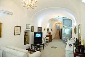 sala de estar con sofá y lámpara de araña en Bed and Breakfast Oz, en Bari