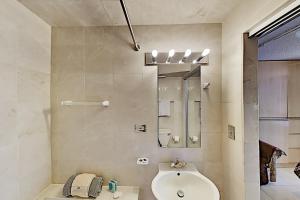 La salle de bains est pourvue de toilettes, d'une douche et d'un lavabo. dans l'établissement Hawaiian Monarch 1607 condo, à Honolulu