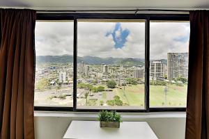 uma janela com vista para uma cidade em Hawaiian Monarch 2312 condo em Honolulu
