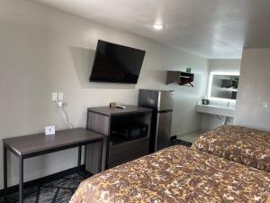 Katil atau katil-katil dalam bilik di Cameron Motel +6 gambar