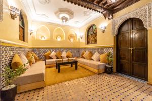 馬拉喀什的住宿－Riad Full Moon，客厅配有沙发和桌子